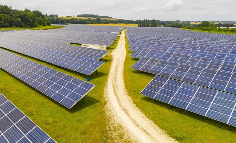  Geniş Alanlarda Yüksek Verim: Adel Solar Enerji ile Arazi GES Çözümleri